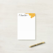 Luna Bee schrijft Post-it® Notes (Op bureau)