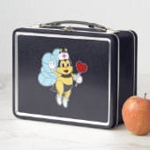 Lunch Box Abeille comme infirmière avec coeur.PNG (En situation)