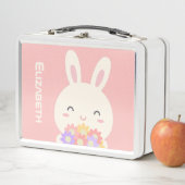 Lunch Box Ajoutez votre nom | Petit lapin et fleurs doux ros (En situation)