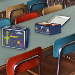 Lunch Box Alien spatial avec soucoupe volante personnalisée<br><div class="desc">Créez un cadeau personnalisé hors du monde. Cette lunchbox présente des illustrations d'un alien d'espace vert citron,  d'une soucoupe volante ou ufo,  d'étoiles,  d'une lune et de planètes et est prête à être personnalisée avec un nom.</div>