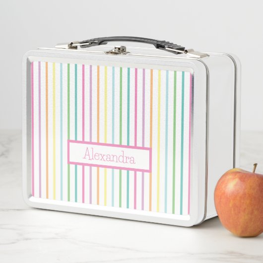 Lunch Box Bande arc-en-ciel avec nom (En situation)