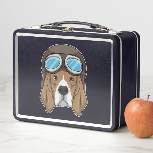 Lunch Box Beagle en tant que pilote avec casquette pilote (En situation)