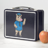 Lunch Box Boar en tant qu'officier de police avec casquette  (En situation)