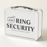 Lunch Box Boîte de sécurité du porteur de bague<br><div class="desc">La boîte de sécurité mariage porte-anneau que vous pouvez remplir fera tout ce dont votre porte-anneau a besoin pour se sentir comme votre agent spécial.</div>