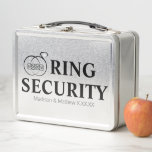 Lunch Box Boîte de sécurité du porteur de bague<br><div class="desc">La boîte de sécurité mariage porte-anneau que vous pouvez remplir fera tout ce dont votre porte-anneau a besoin pour se sentir comme votre agent spécial. Parce que sa mission,  s'il choisit d'accepter,  est trop de garde et de protéger les anneaux mariages.</div>