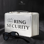 Lunch Box Boîte de sécurité du porteur de bague<br><div class="desc">La boîte de sécurité mariage porte-anneau que vous pouvez remplir fera tout ce dont votre porte-anneau a besoin pour se sentir comme votre agent spécial. Parce que sa mission,  s'il choisit d'accepter,  est trop de garde et de protéger les anneaux mariages.</div>