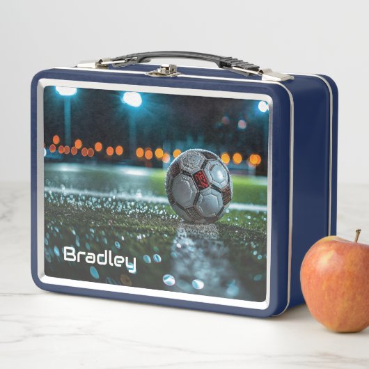 Lunch Box Boule de soccer sur le terrain humide vide (En situation)