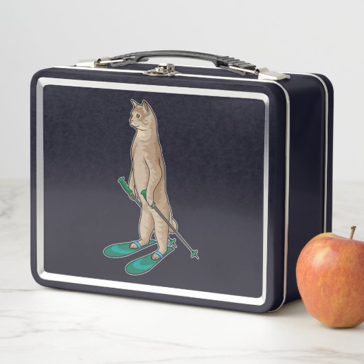 Lunch Box Cat as Skier with Ski & Ski poles (En situation)