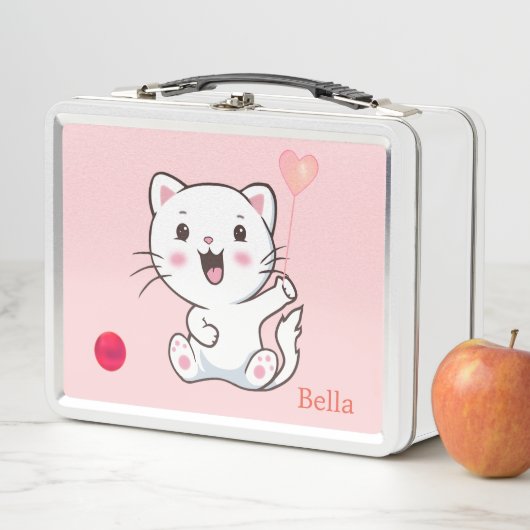 Lunch Box Chat blanc mignon et ballon de coeur sur rose clai (En situation)