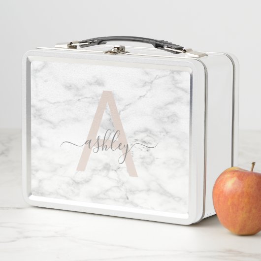 Lunch Box Chic Blush Pink White Marble Script Nom monogram (En situation)