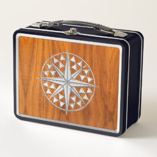 Lunch Box Chrome comme boussole nautique sur le Décor de pla