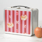 Lunch Box Conception rayée rose et rouge avec motif de gâtea (En situation)