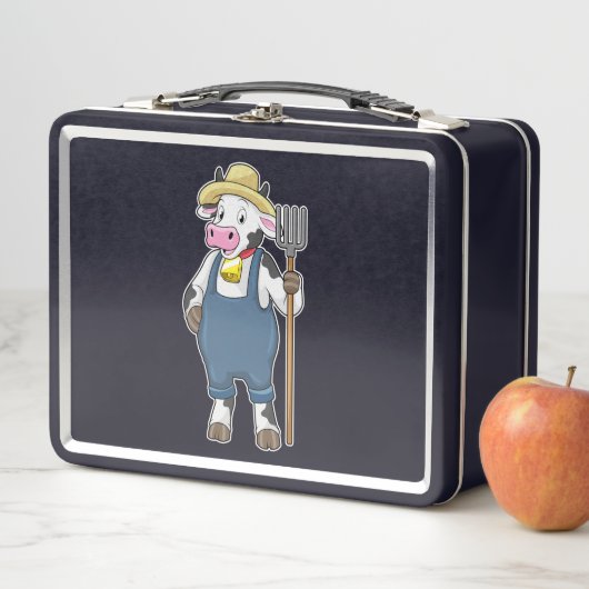 Lunch Box Cow as Farmer with Pitchfork (En situation)