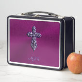 Lunch Box Croix gothique à l'apparence bossée en violet avec (En situation)