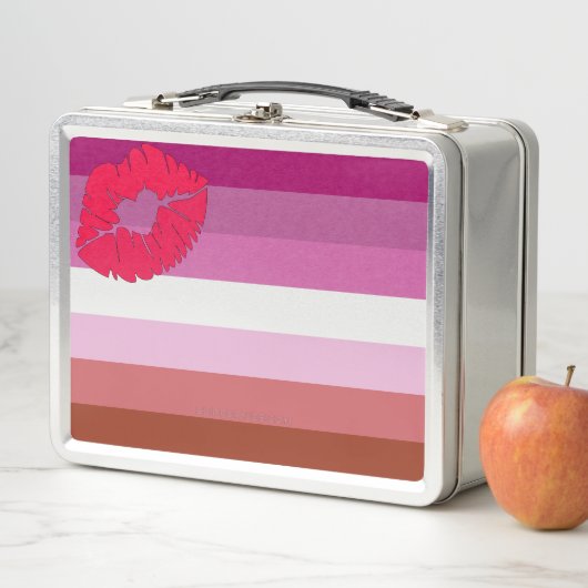 Lunch Box Drapeau de fierté lesbienne au rouge à lèvres Slip (En situation)