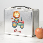Lunch Box Joli lion fermier sur un tracteur rouge et vert (En situation)