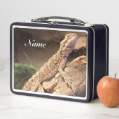 Lunch Box Lézard Dragon Porté Par Un Bébé Personnalisé (En situation)