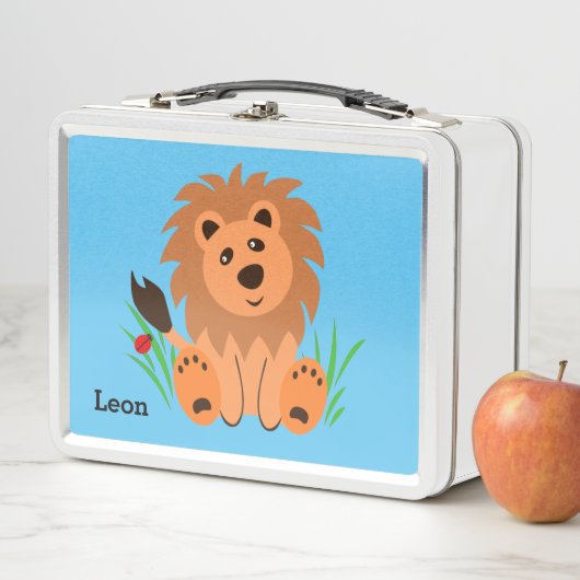 Lunch Box Lion mignon dans l'herbe avec coccinelle (En situation)