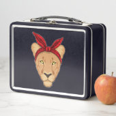 Lunch Box Lioness with bandana (En situation)