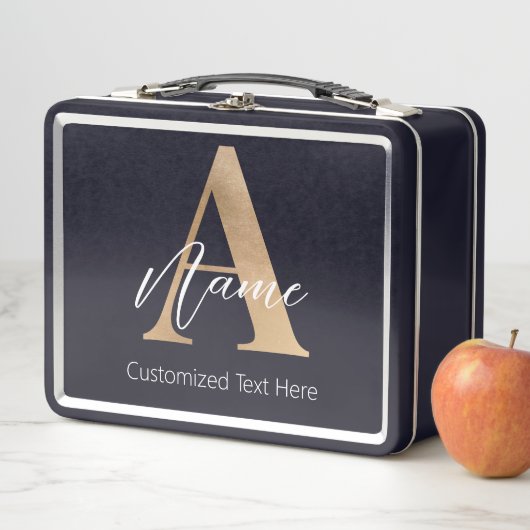 Lunch Box Monogramme moderne Initiale A & Nom Personnalisé (En situation)
