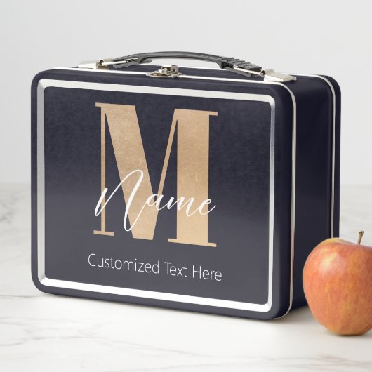 Lunch Box Monogramme moderne M & Nom initial Personnalisé (En situation)