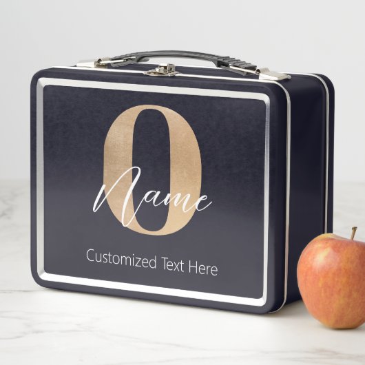 Lunch Box Monogramme moderne O & Nom initial Personnalisé (En situation)