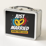 Lunch Box Newlywed - Wedding Honeymoon Paires - Just Married<br><div class="desc">This fun just married design est perfect pour le newlywed couple to celebrate at their wedding shower, wedding reception & on their honeymoon. Makes a great Just Married souvenir to always remember your special wedding day celebration ! Objets "Just Married - Official Power Couple", deux jours de couple w/ a...</div>