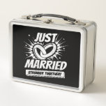 Lunch Box Newlywed - Wedding Honeymoon Paires - Just Married<br><div class="desc">This fun just married design est perfect pour le newlywed couple to celebrate at their wedding shower, wedding reception & on their honeymoon. Makes a great Just Married souvenir to always remember your special wedding day celebration ! Objets "Just Married - Stronger Together": jour de couple, w/ a vintage comic...</div>