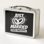 Lunch Box Newlywed - Wedding Honeymoon Paires - Just Married<br><div class="desc">This fun just married design est perfect pour le newlywed couple to celebrate at their wedding shower, wedding reception & on their honeymoon. Makes a great Just Married souvenir to always remember your special wedding day celebration ! Objets "Just Married - Official Power Couple", deux jours de couple w/ a...</div>