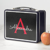 Lunch Box Nom du monogramme rouge noir de la fille (En situation)
