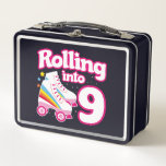 Lunch Box Patinage pour enfants - 9e anniversaire - Patinage<br><div class="desc">Ce design de fête de patinage est parfait pour une fête de patinage à rouleaux ou un thème d'anniversaire pour un enfant de 9 ans. Si la fille d'anniversaire ou le garçon d'anniversaire aime le roller skate, ils AImeront ce skate party design! Caractéristiques style rétro "Rolling into 9" citation d'anniversaire...</div>