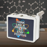 LUNCH BOX PENSEZ À UN PROTON ET RESTEZ POSITIF<br><div class="desc">Rester positif n'est jamais facile à moins de penser comme un proton et alors vous resterez toujours positif. Maintenant,  partagez les bonnes nouvelles. Un design cool,  tendance et amusant d'inspiration scientifique. Conçu par Thisisnotme©</div>