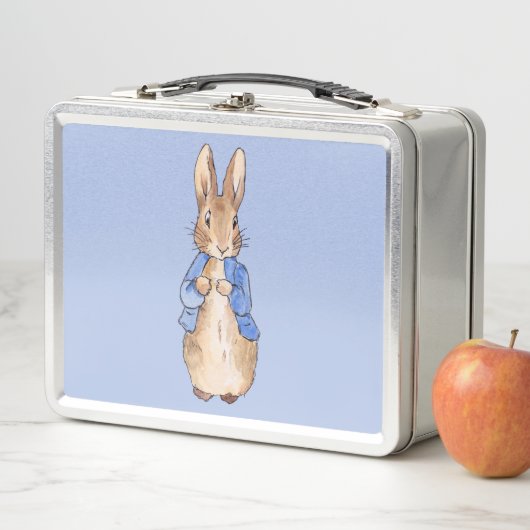 Lunch Box Pierre le Lapin avec fond bleu (En situation)