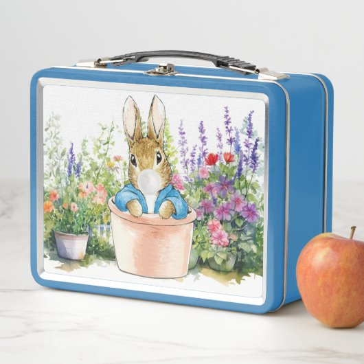 Lunch Box Pierre le lapin en pot plante dans son jardin (En situation)