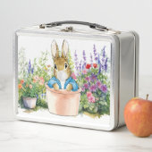 Lunch Box Pierre le lapin en pot plante dans son jardin (En situation)