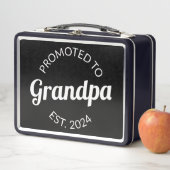 Lunch Box Promu À Grand-Père Est. 2024 I (En situation)