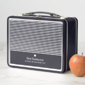 Lunch Box Rayures modernes avec Monogramme cardiaque haut de (En situation)