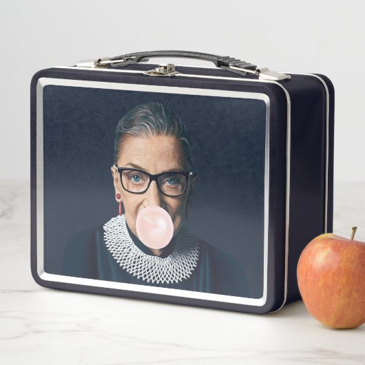 Lunch Box Ruth Bader Ginsburg souffler rose bulle gomme (En situation)
