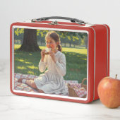 Lunch Box Sweet Modest Design – Girl Eating a Sandwich (En situation)
