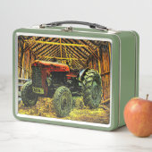 Lunch Box Tracteur rouge antique Grange rustique (En situation)
