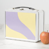 Lunch Box Vagues simples en jaune pastel et violet (En situation)