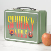 Lunch Box Vibes éffrayantes : Halloween Graphic Tee (En situation)