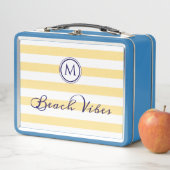 Lunch Box Vibrations de Plage Jaune Blanc Rayé Chic Monogram (En situation)