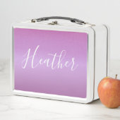 Lunch Box Violet violet et script blanc personnalisé (En situation)
