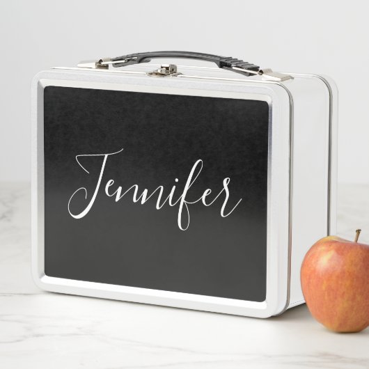 Lunch Box Votre nom | Élégant script blanc sur noir (En situation)