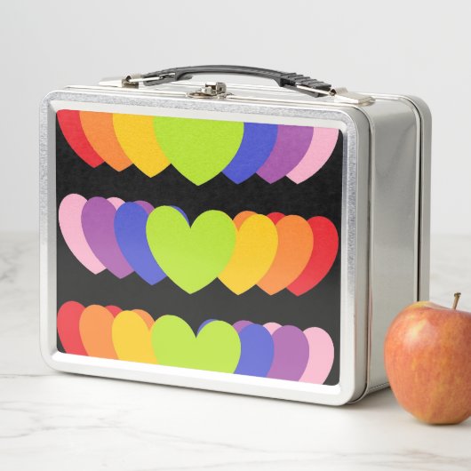 Lunchbox en métal rétro avec coeur arc-en-ciel  (En situation)