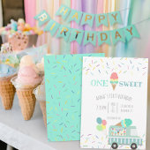 L'une est la crème glacée douce invitation d'anniv