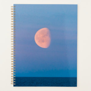 Lune sur la mer de Béring Extrême-Orient russe