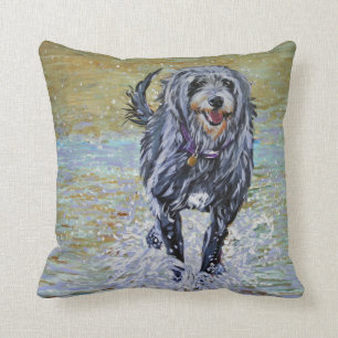 Lurcher sur le coussin de plage
