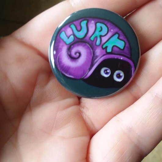 Lurk Introvert Snagelmote Ronde Button 3,2 Cm
